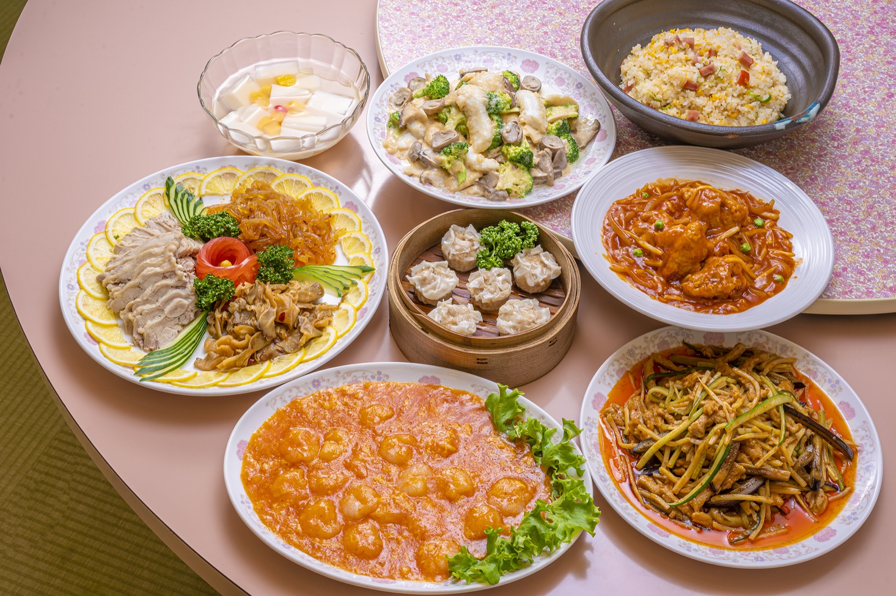 中国料理 黄鶴楼の本格中華料理と店内写真 1